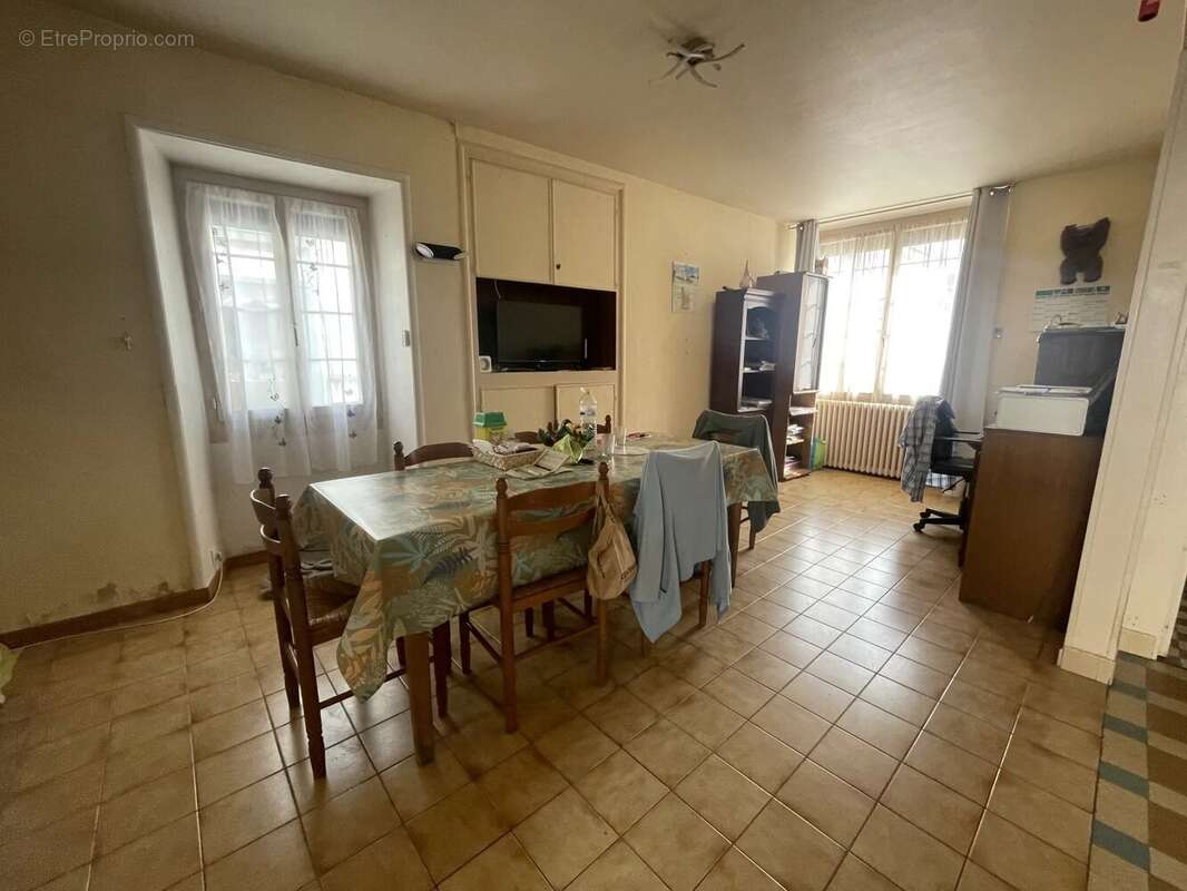 Maison à MONTS-SUR-GUESNES