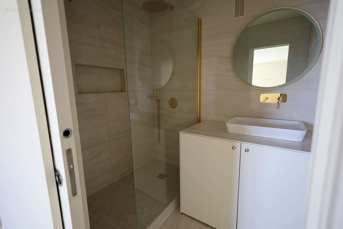 LE PLESSIS-ROBINSON - Appartement 4 pièces - 73,98 m2 Carrez - Lumineux, entièrement rénové, sans vis-à-vis. - photo 7