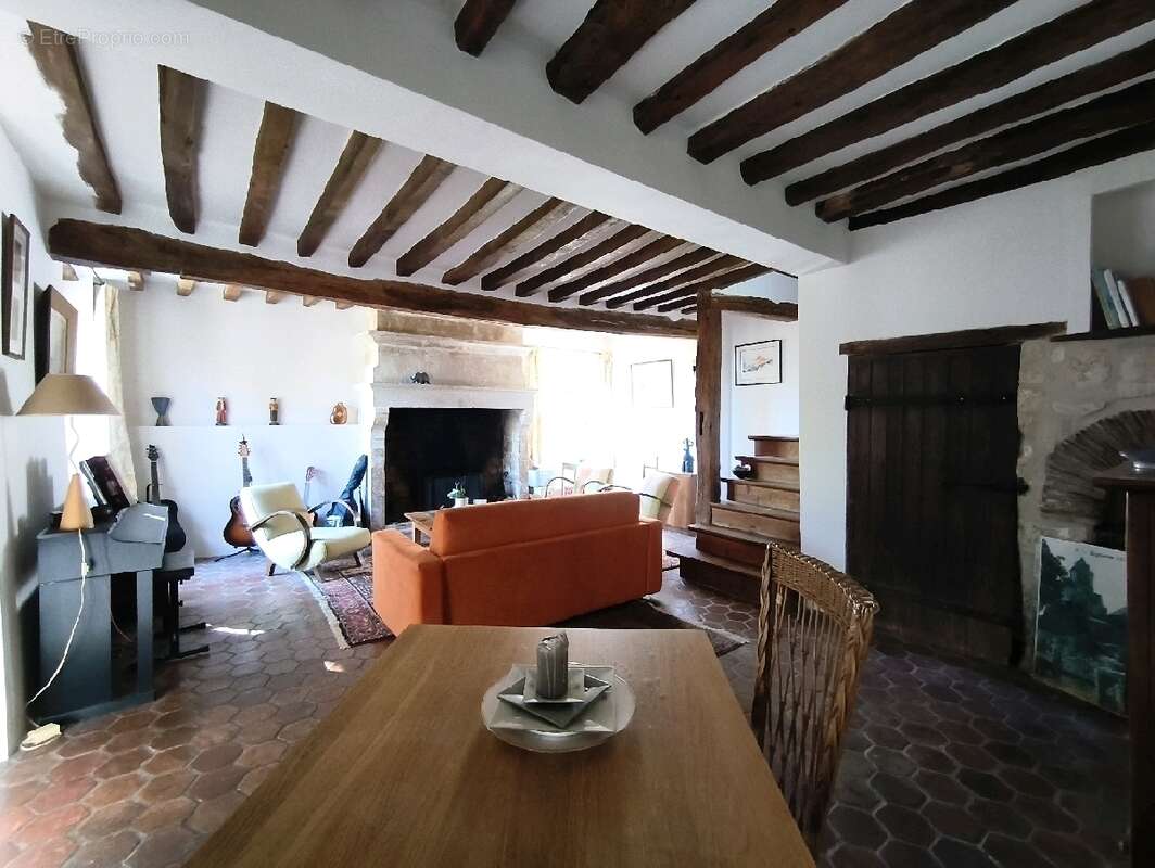 Maison à VALLANGOUJARD