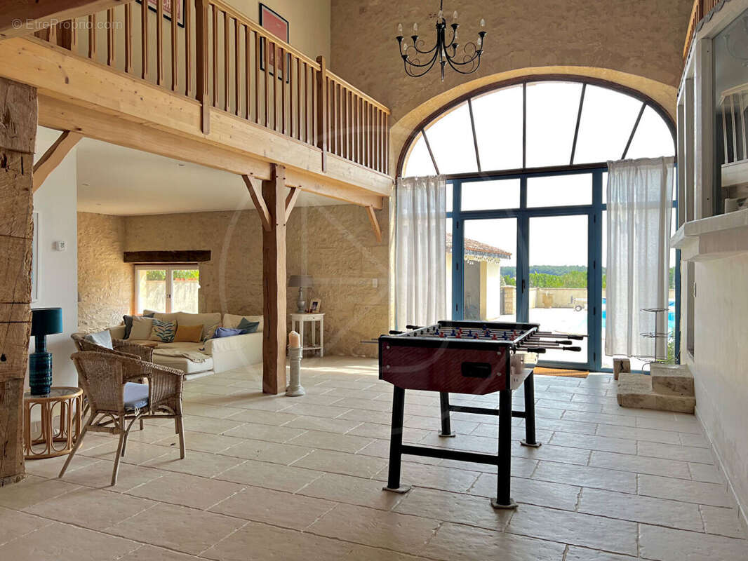 Grande maison en pierre avec piscine et vue dégagée - photo 4