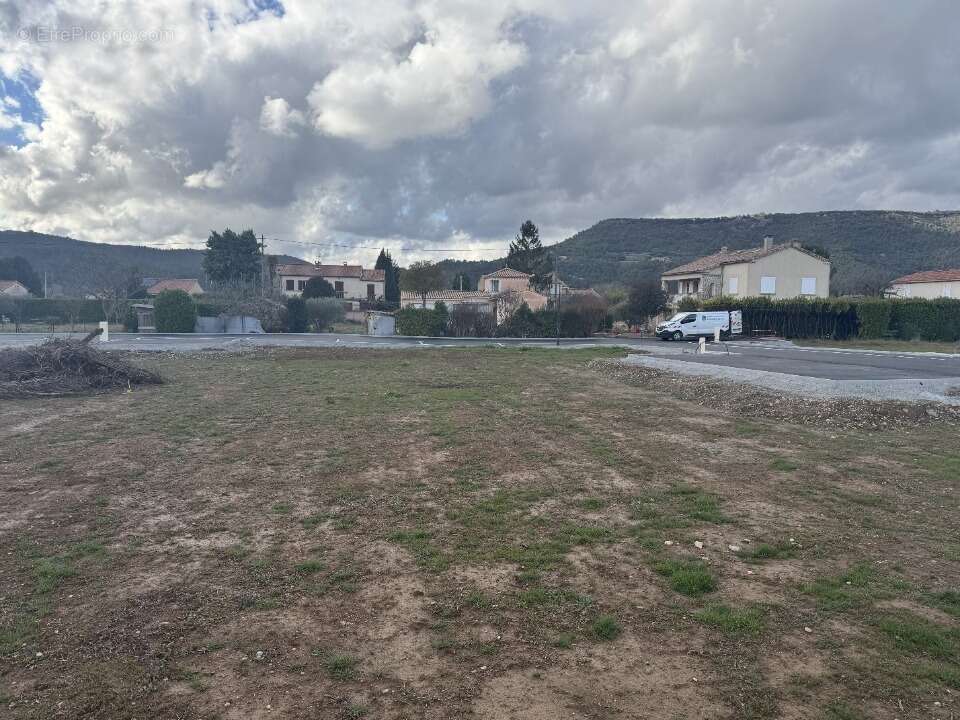 Terrain à LES MEES