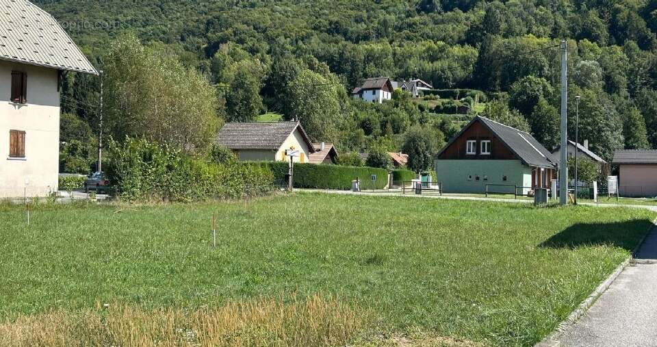Terrain à MONTHION