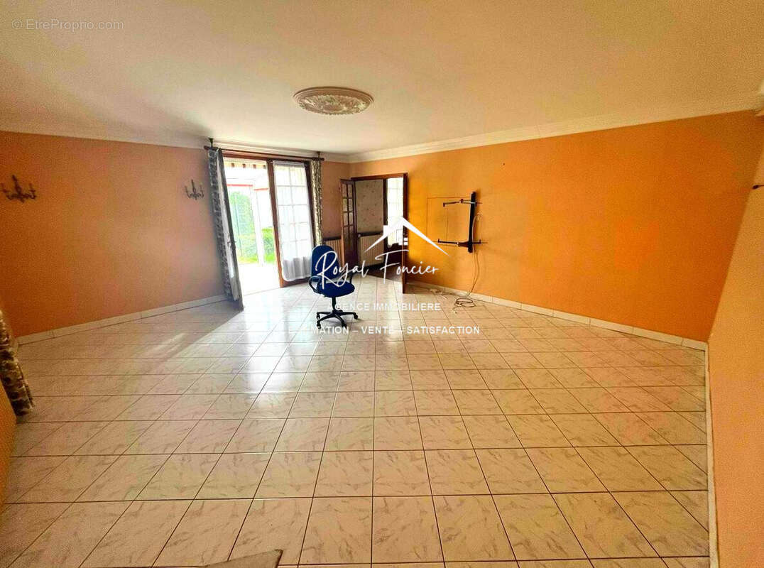 Séjour - Maison à LES ORMES