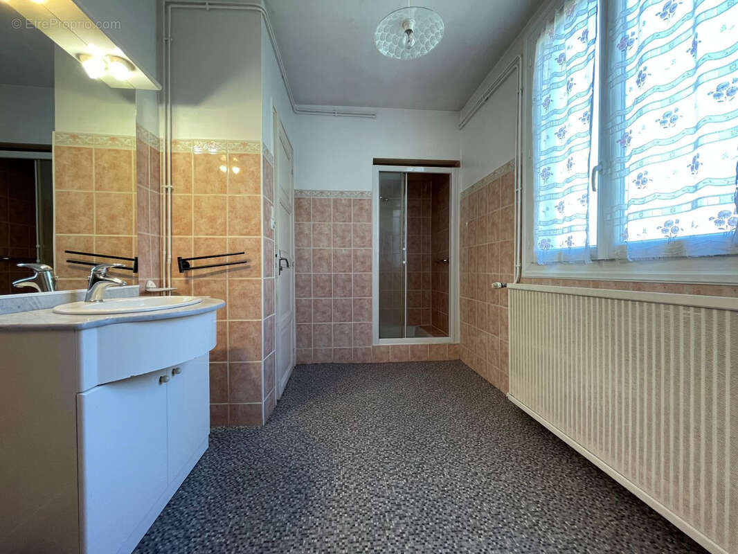 Maison à CHAMPS-SUR-TARENTAINE-MARCHAL