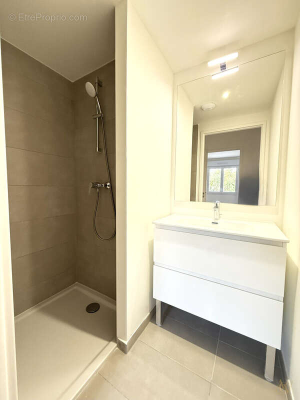 OFFRES EXCLUSIVES sur ce T3 de 65 m² avec terrasse et vue dégagée sur Grimaud à Cogolin 5 - Appartement à COGOLIN