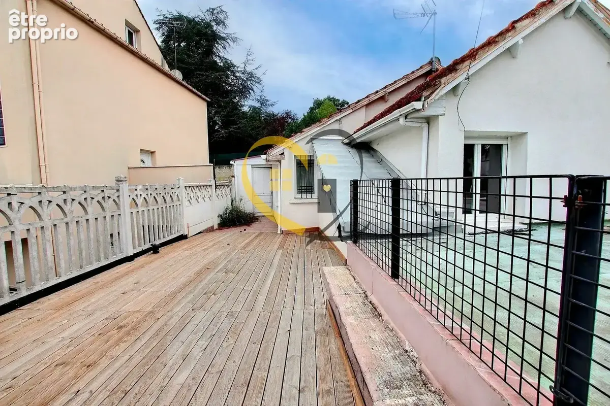 Maison à rénover avec grande terrasse sur le toit, garage et cabanon ! - photo 17