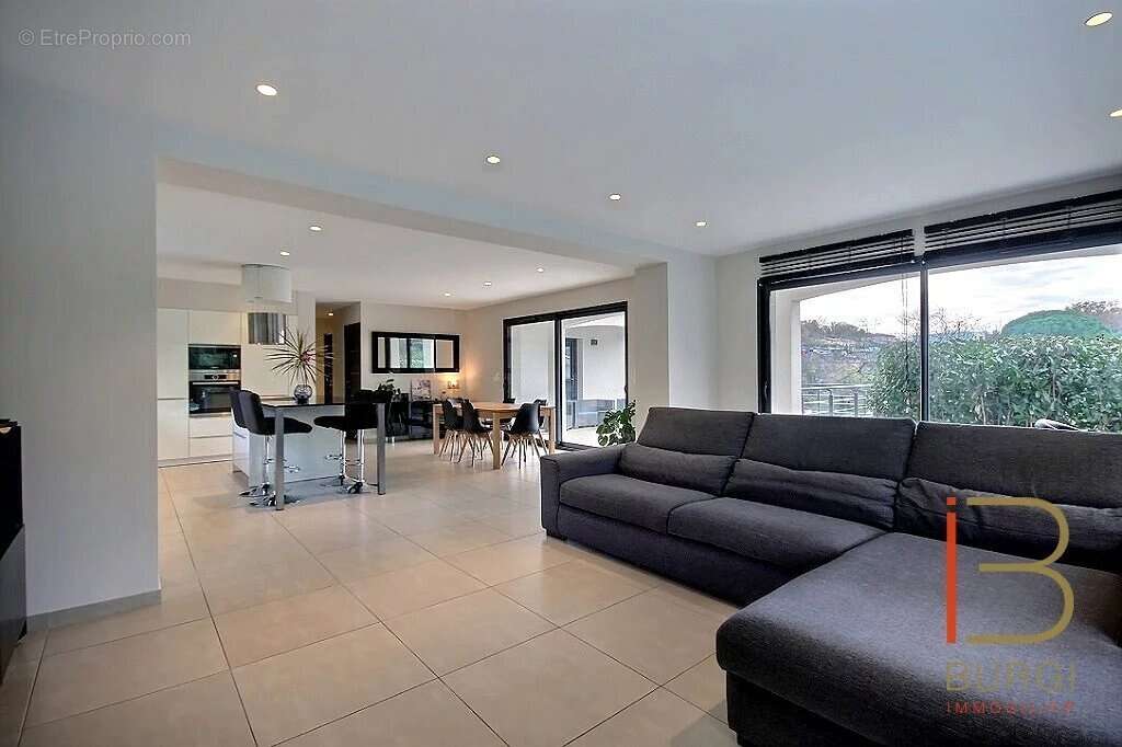 Maison à ROQUEBRUNE-SUR-ARGENS