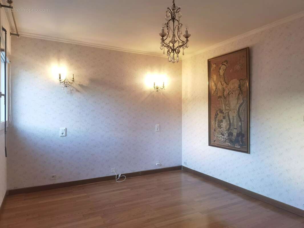 RARE-Appartement de 96 m² avec ascenseur, garage et loggia - photo 4