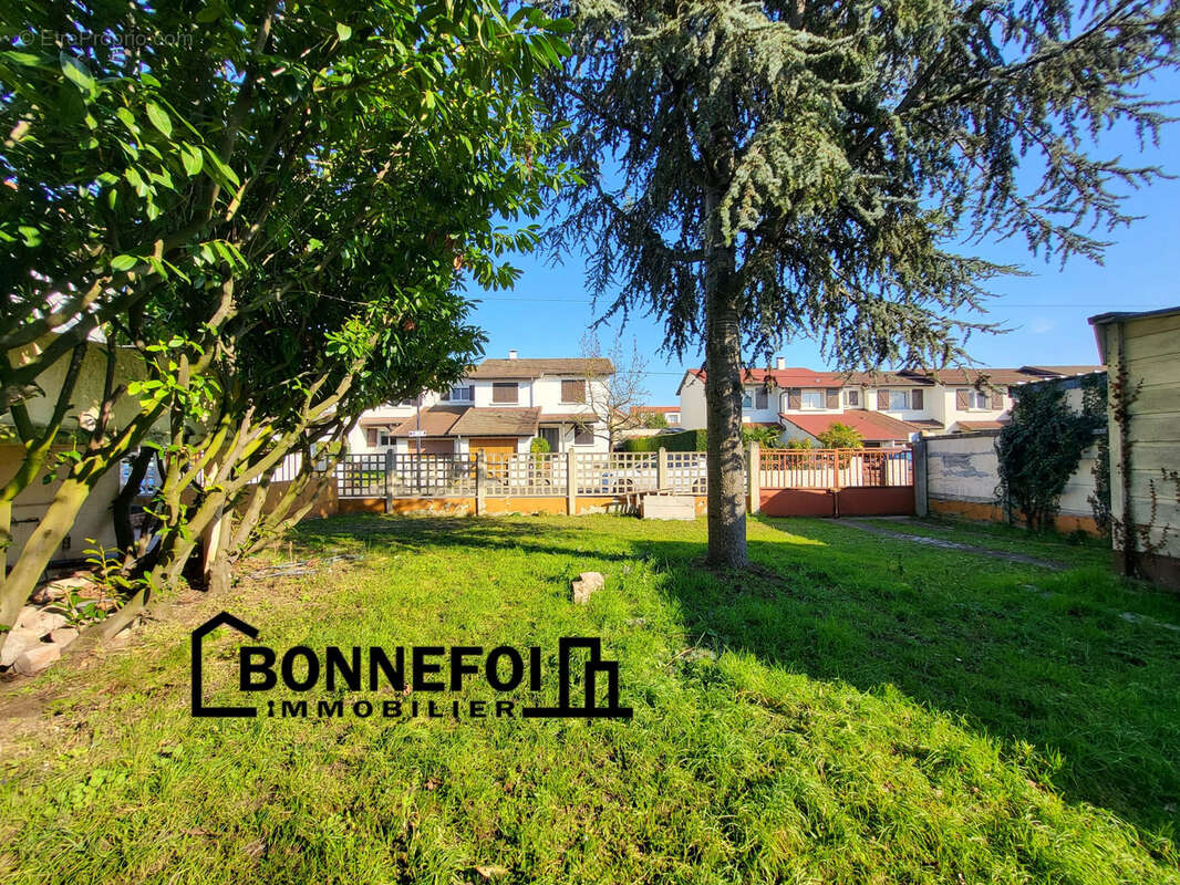 Terrain à CHAMPIGNY-SUR-MARNE