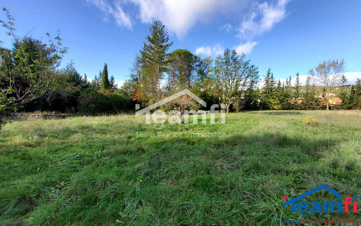 Terrain à SAINT-JULIEN-LES-ROSIERS