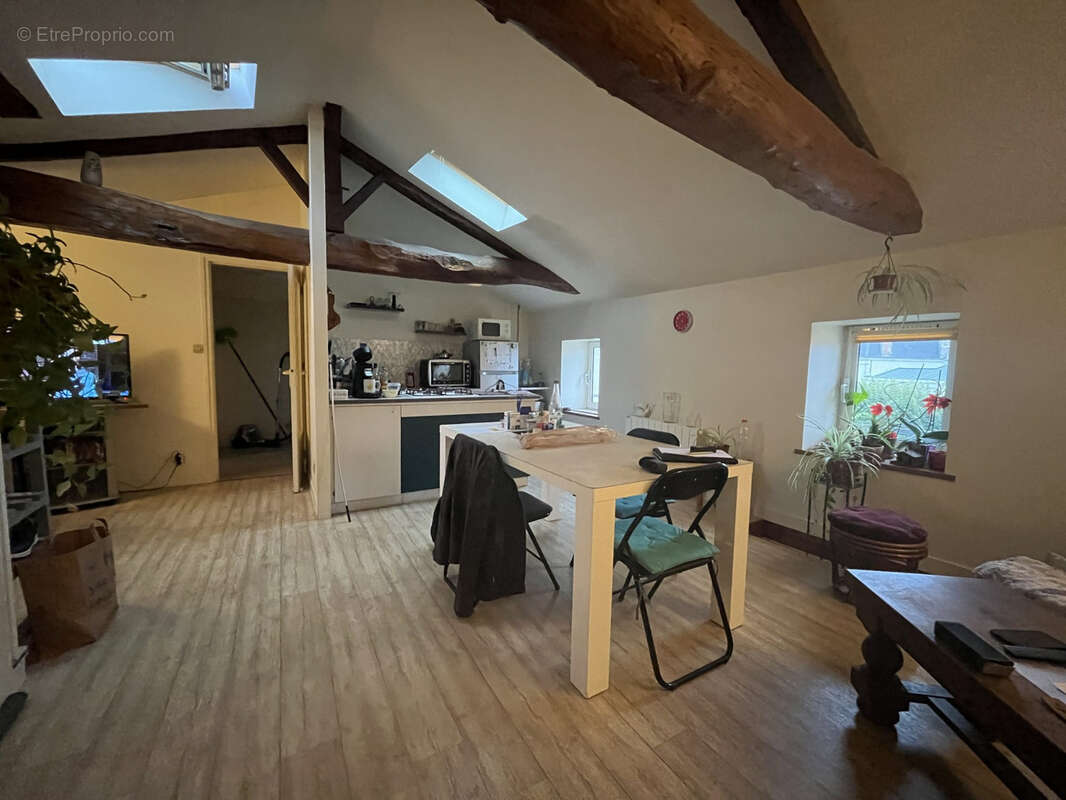 Immeuble de rapport avec un local commercial et deux appartements à St Jean d'Angely. - photo 7