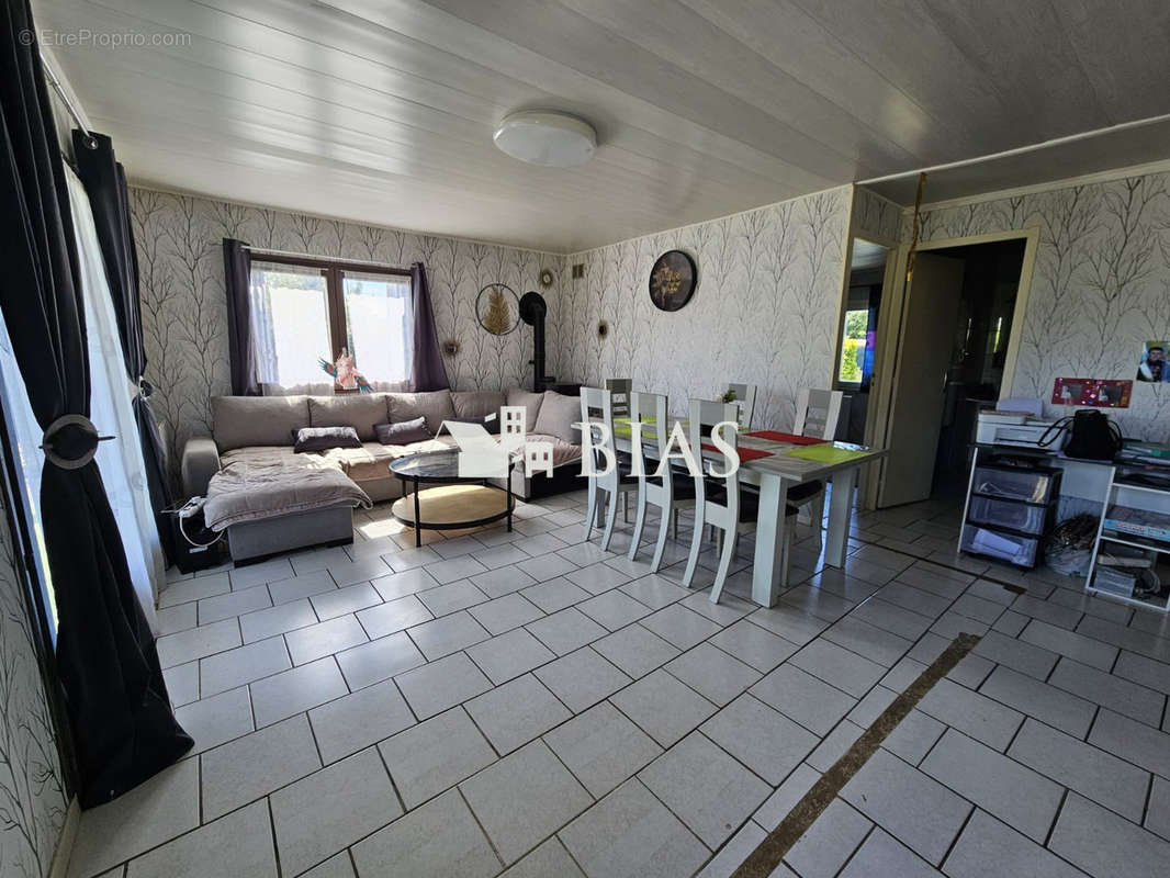 Maison à SAINTE-COLOMBE-LA-COMMANDERIE