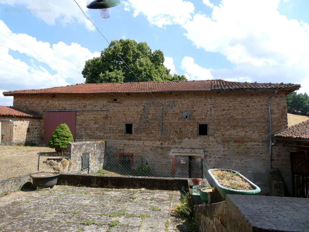 Très belle ferme de caractère indépendante avec grandes dépendances et 5 000 m2 de terrain - photo 13