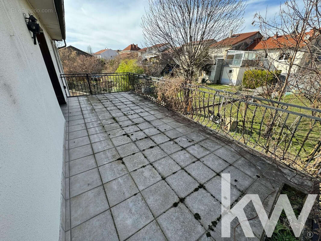 Maison 268 m² à Le Cendre  - photo 2