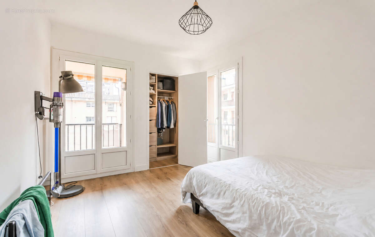 Aix-en-Provence - Proche Rotonde - T3 de 66 m² avec ascenseur, balcons et cave - photo 3