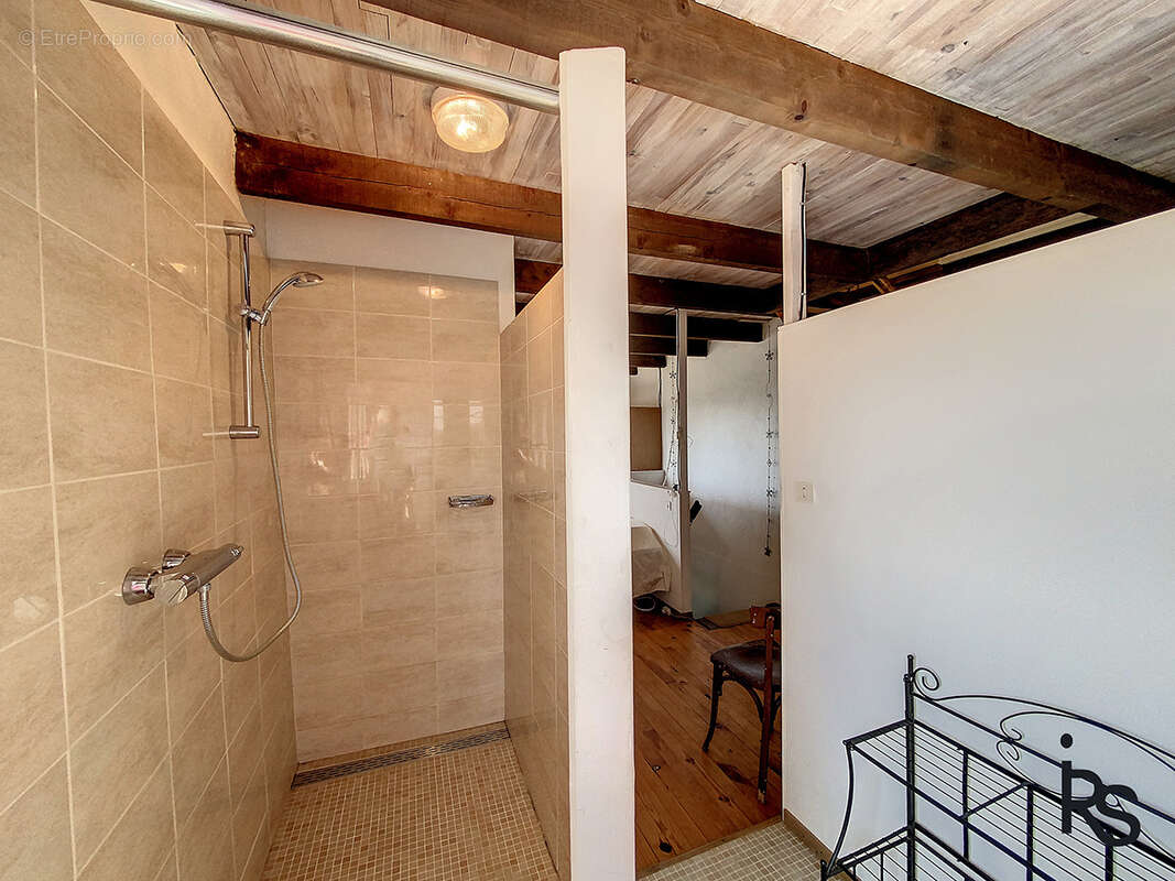 A 5 minutes d’un village avec tous les commerces, une maison de 106 m2 avec piscine et 965 m2 de terrain. - photo 22