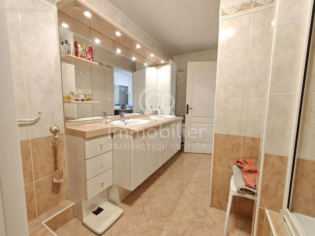 T4 83.63 m² vue mer etage eleve grand garage - photo 7