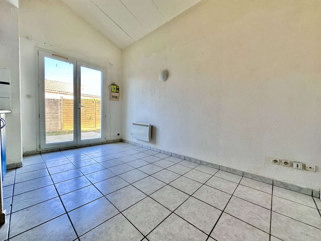 Maison à VIC-LA-GARDIOLE