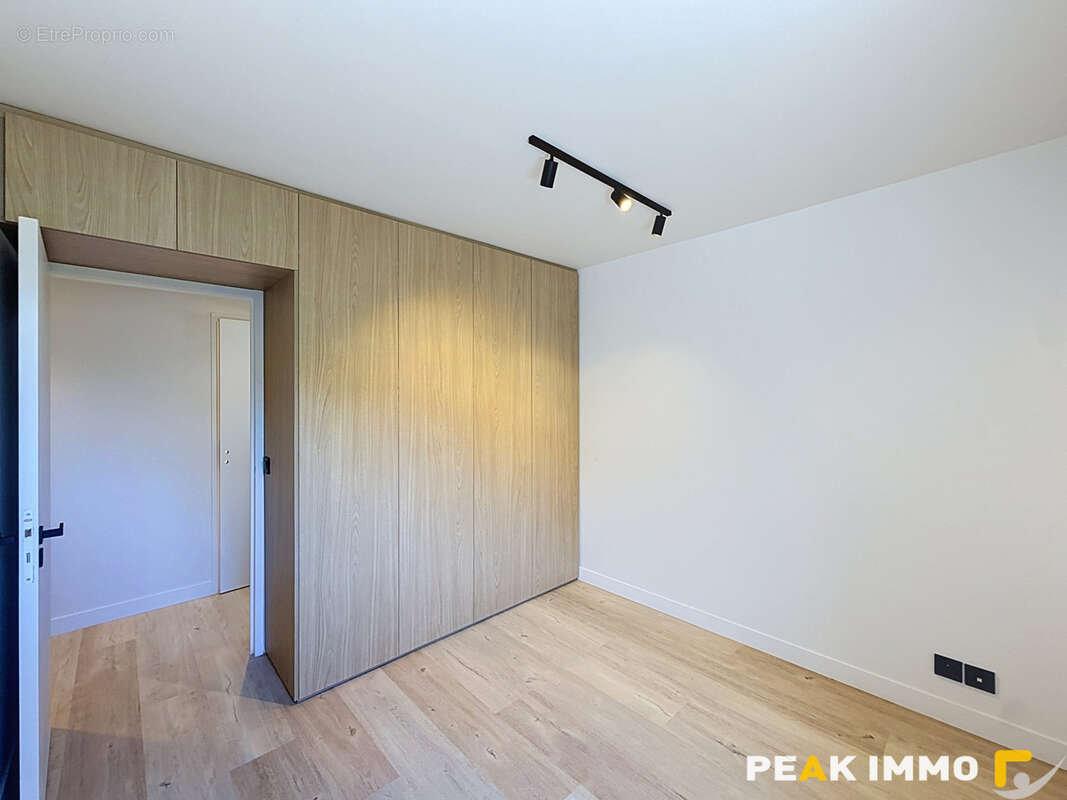 T4 - 86m2 entièrement rénové - Balcon, parking - garage double en sus - photo 8