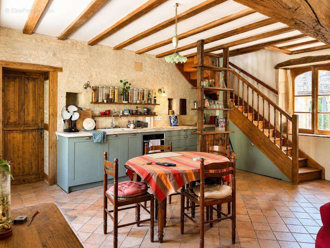 Propriété de caractère de 350 m2 avec gîtes -Tusson - 470 00 - photo 5