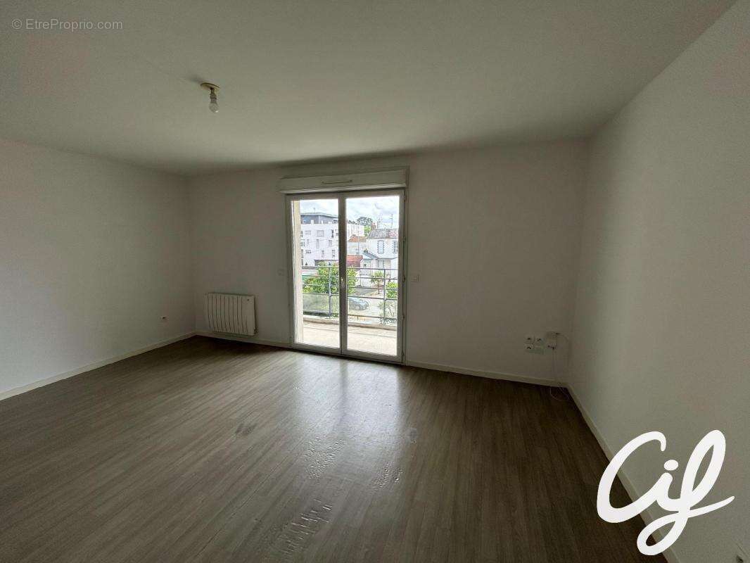 Appartement T3 Z.A.D., Z.I. Nord - 63.28 m2  144 000 Euros - photo 2