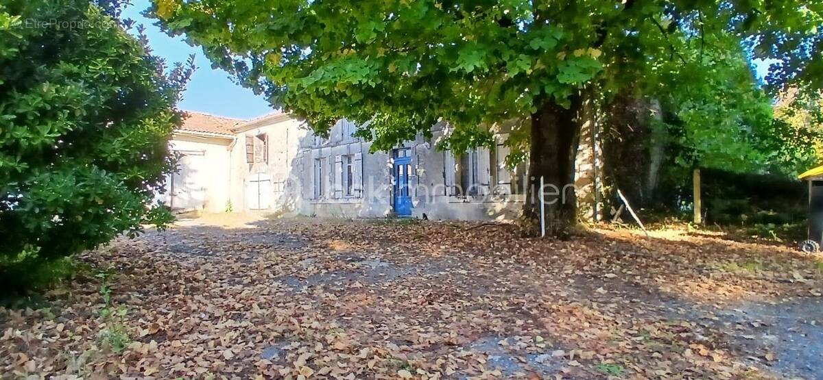 Maison à BARBEZIEUX-SAINT-HILAIRE