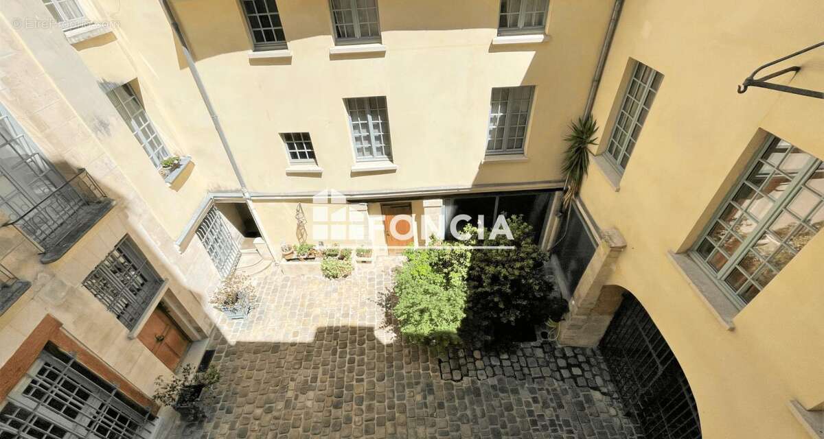 Paris iv – saint-merri / quincampoix – studio traversant en excellent etat avec charme de l’ancien - photo 9