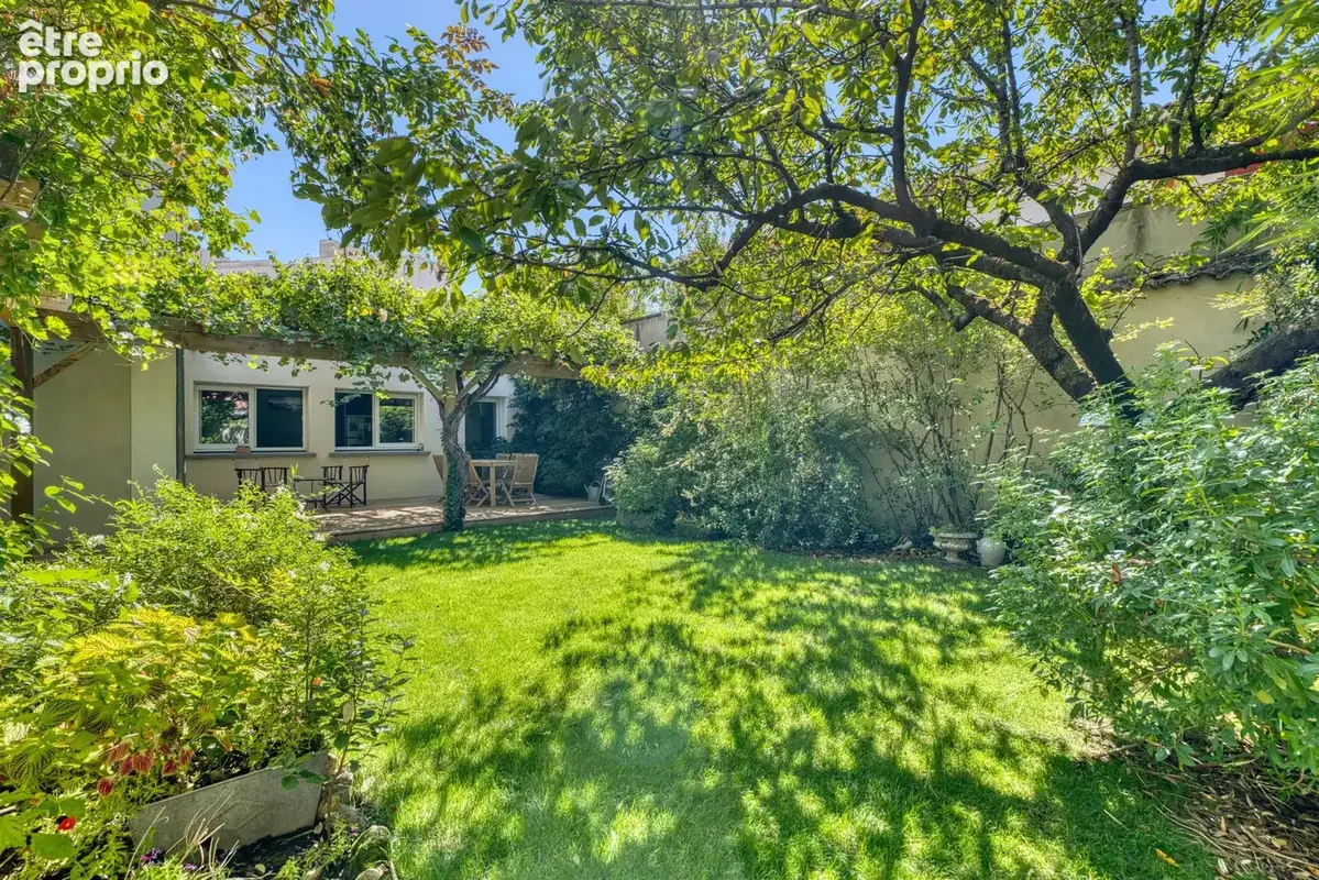 Véritable coup de cœur pour cette demeure atypique avec jardin et terrasse au calme absolu proche de Montchat - photo 4