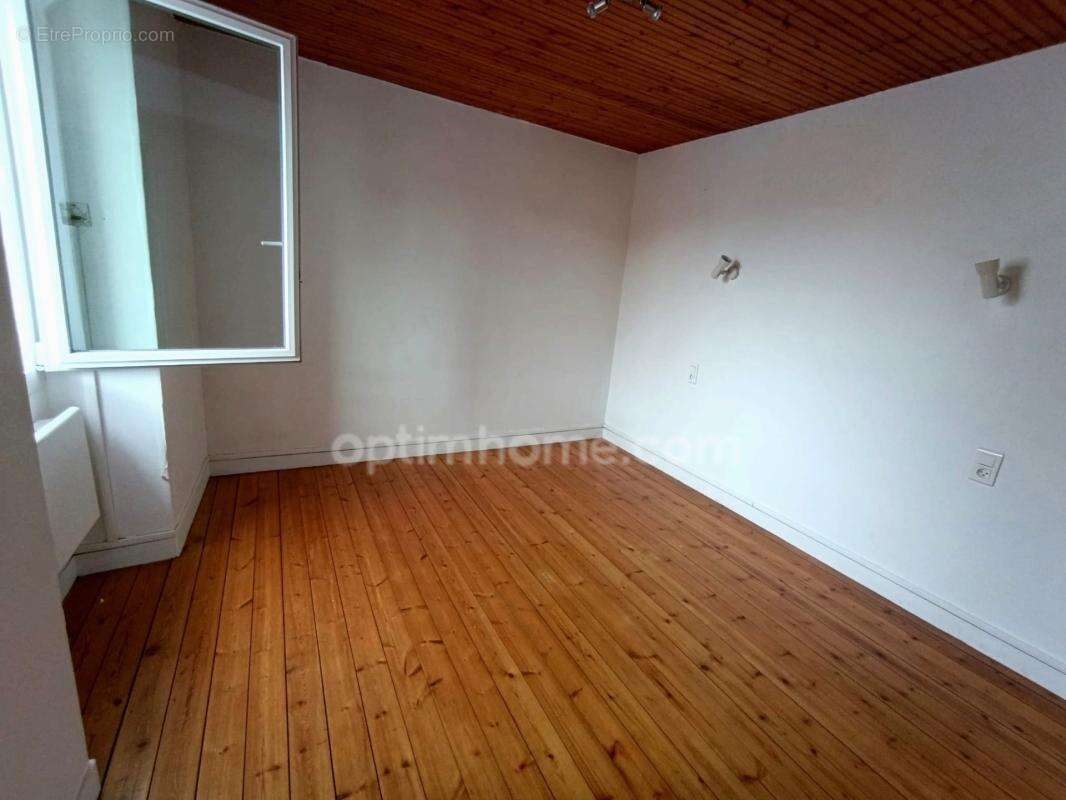Maison de ville rénovée de 100 m² avec jardin de 600 m² et dépendance - photo 7