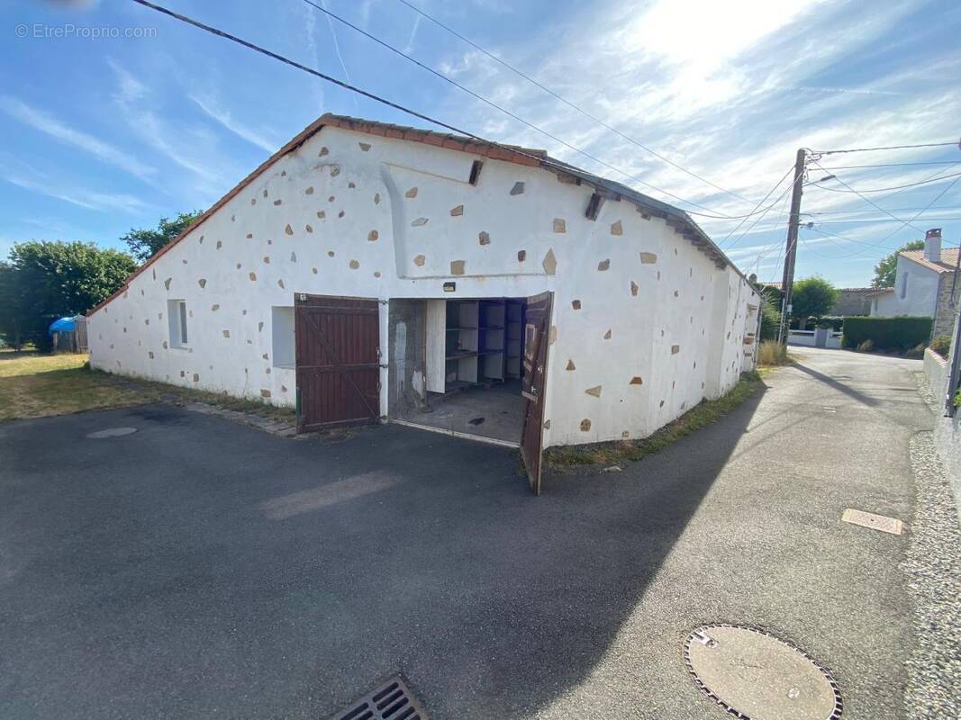Maison à MONNIERES
