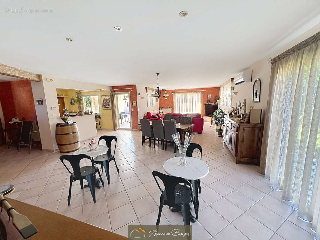 - villa 4 faces 148 m2 hbts  sur 1000 m2 de terrain -t2 independants 21 m2 - 2 garages 36 et 26 m2 - photo 7