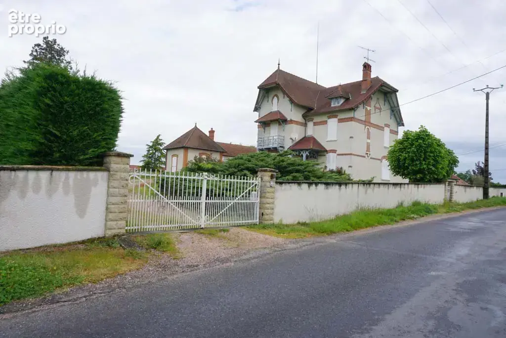 Belle et grande maison de caractère avec dépendances - photo 9