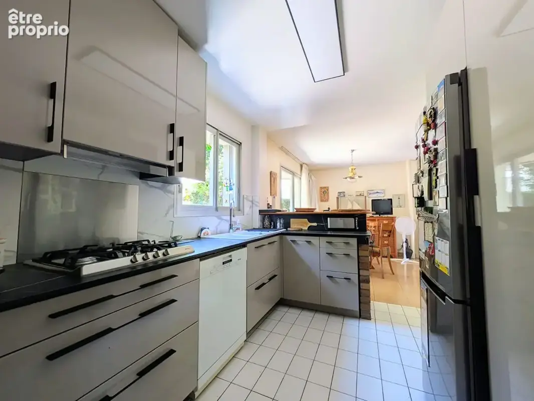 Maison d'architecte familiale de 170 m² avec jardin, terrasses et double garage dans un quartier résidentiel recherché - photo 7