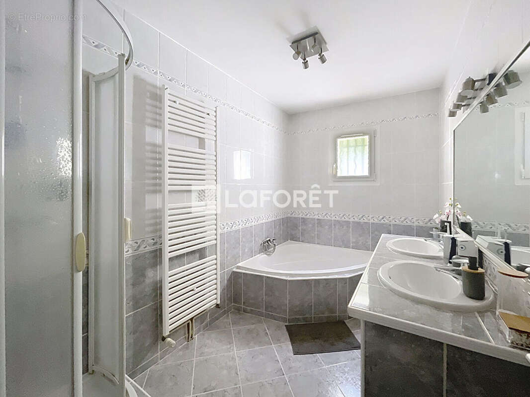 Maison à SOLLIES-TOUCAS