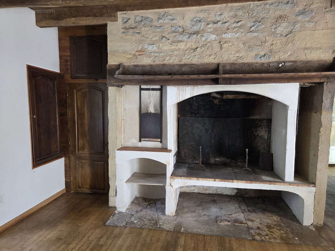 Maison de caractère en pierre - Charme authentique et fort potentiel de rénovation - photo 6