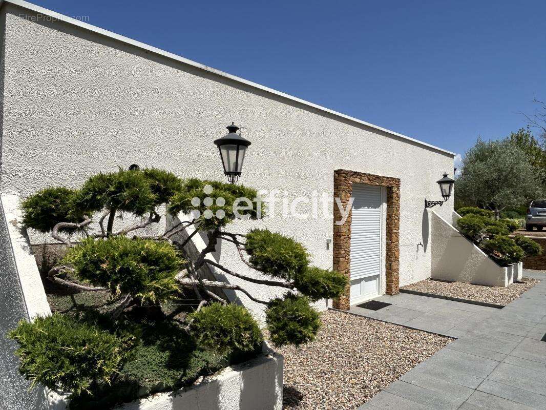 Maison à COMMELLE-VERNAY