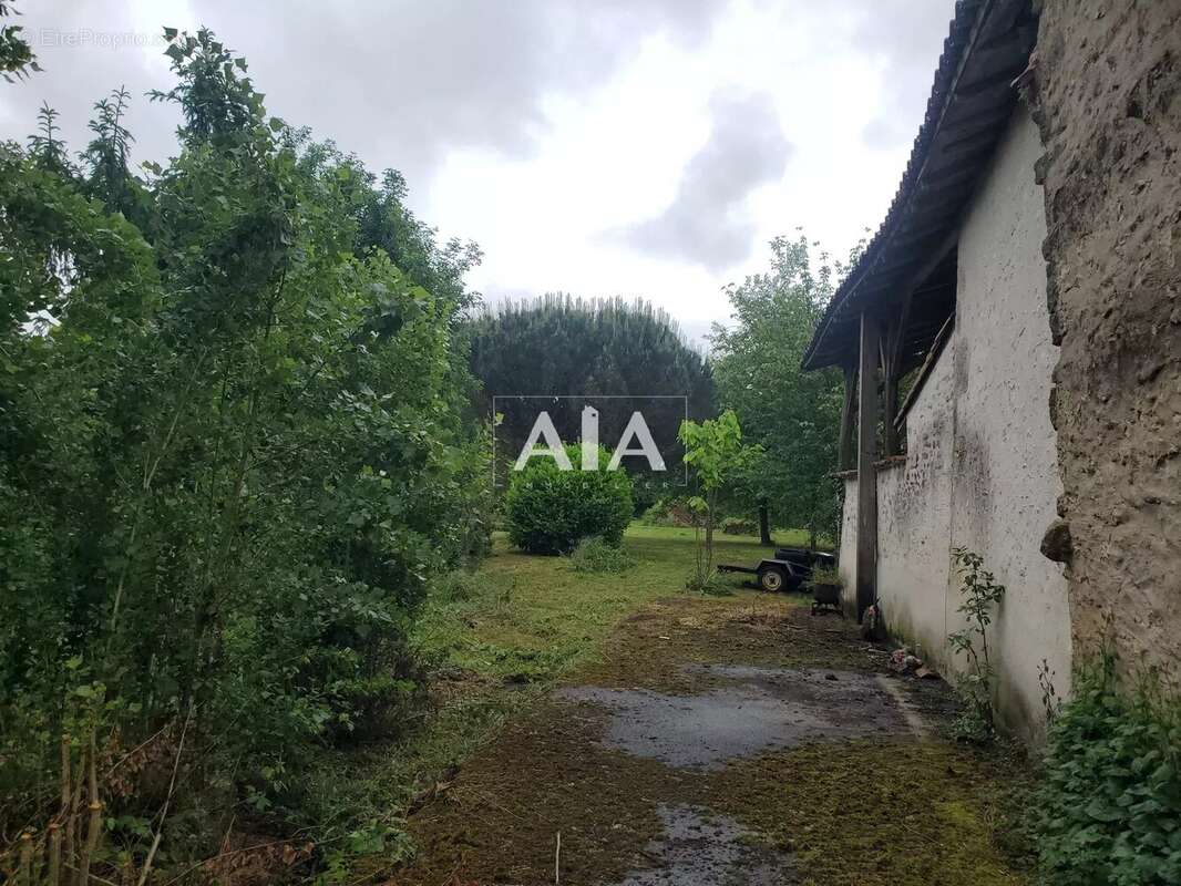 Maison à LES ADJOTS