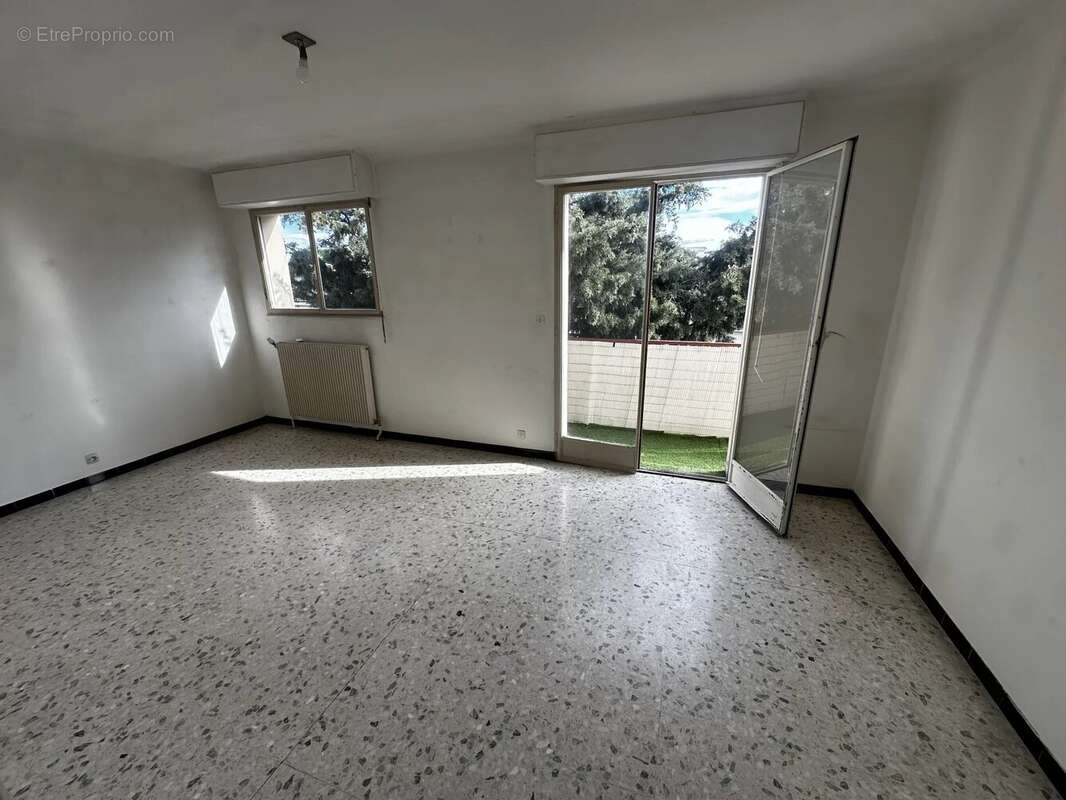 Dernier étage, avec balcon vue degagée, une cave et parking. - photo 2