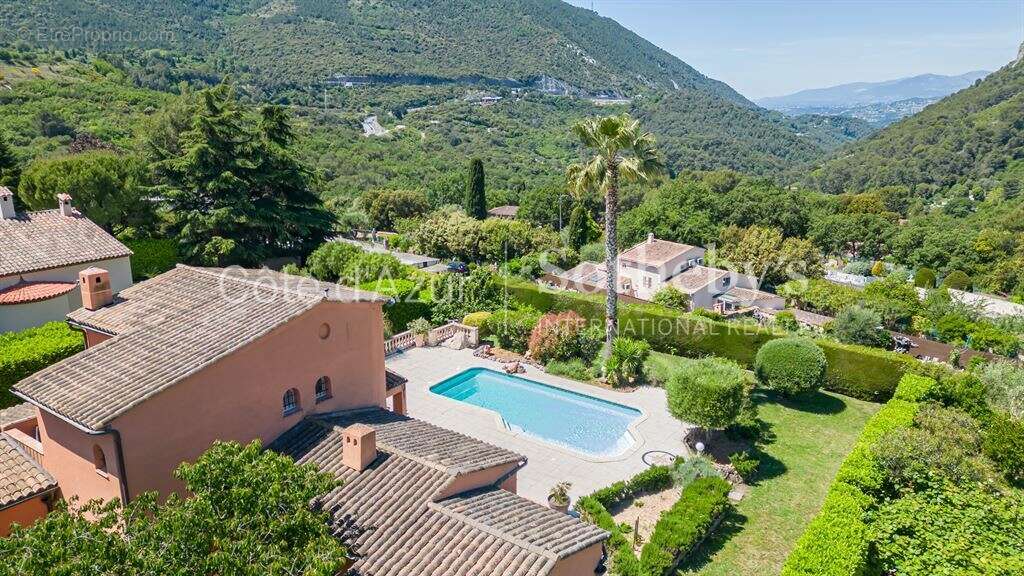 Villa de caractère avec piscine dans un domaine privé proche de Monaco - photo 2