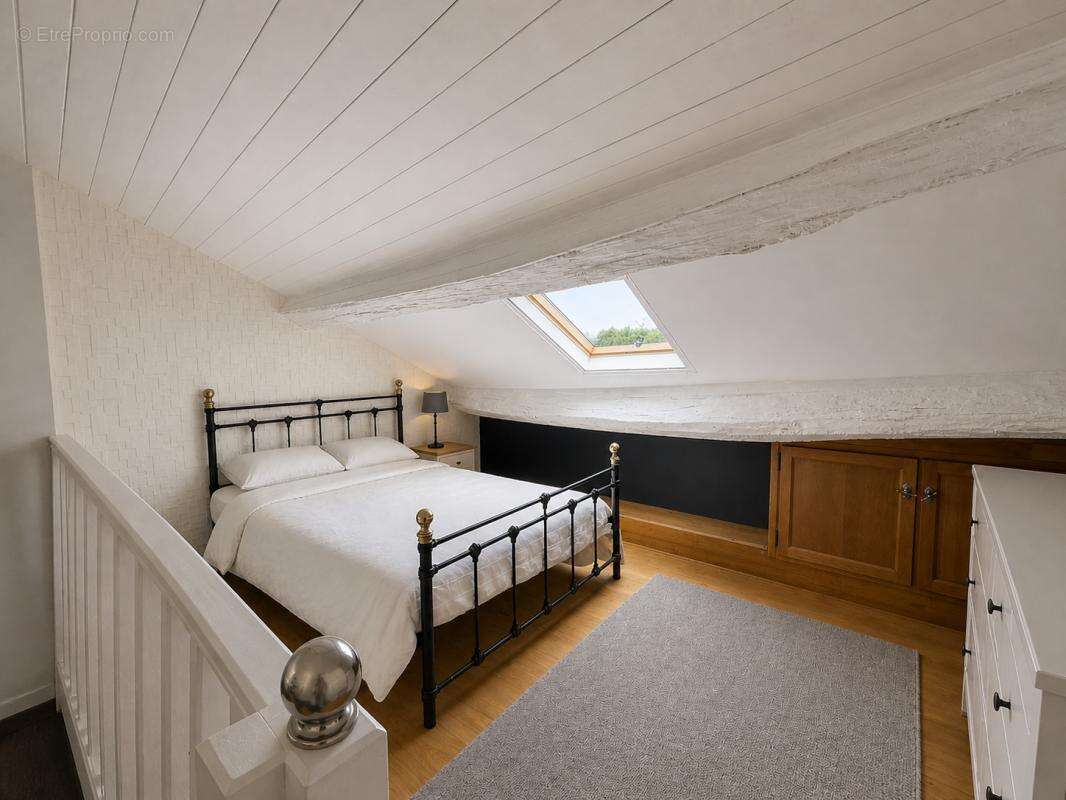Maison de Village Rénovée de 4 Chambres avec Appartement Ind - photo 16