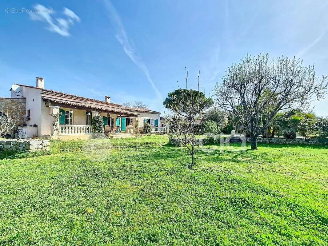 Maison à SAINT-CEZAIRE-SUR-SIAGNE