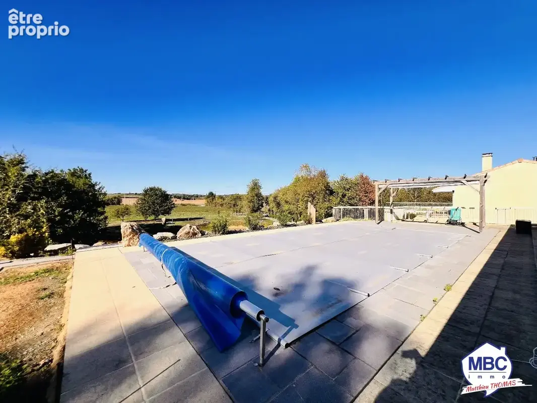 Propriété avec forêt, piscine et étang sur 1,48 hectare. - photo 3