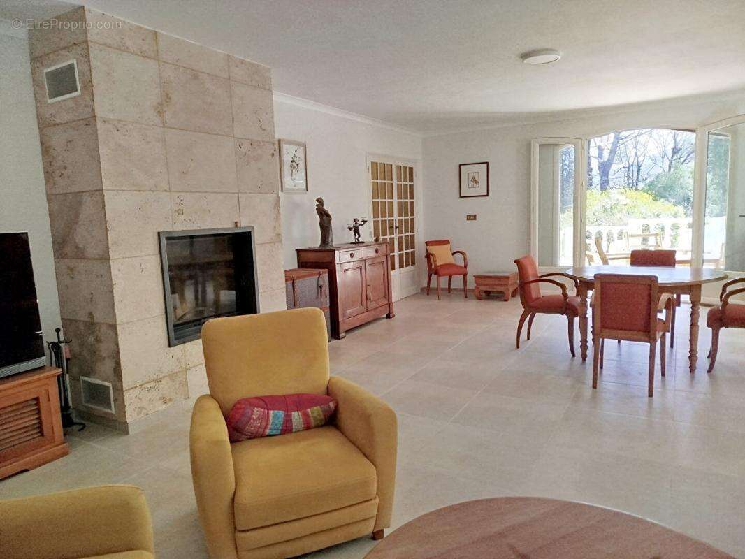 Maison Ponteves 188 m2 avec grande piscine et  grand sous sol de 145 m2 - photo 5