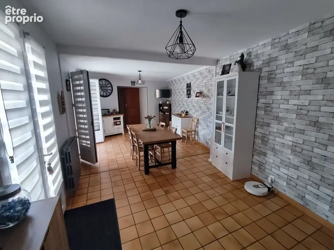 SALLE A MANGER VUE DE LA CUISINE