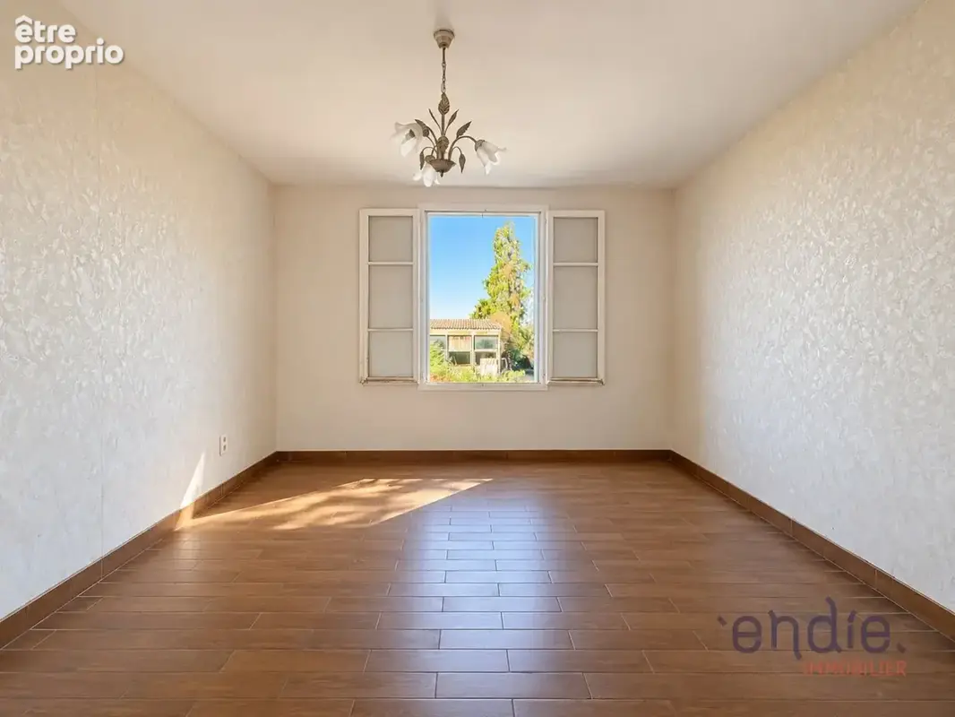 Maison familiale avec nombreuses dépendances et hangar sur environ 1 500 m² de terrain - photo 5