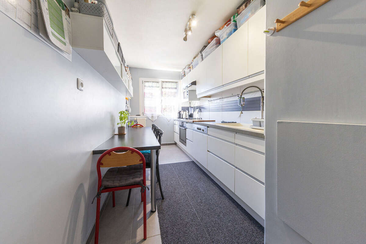 Appartement 4 pièces - beaux volumes, lumineux et proches des commodités - photo 2