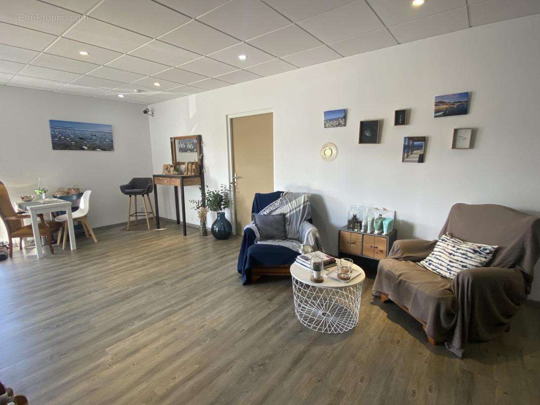 Commerce à PAREMPUYRE