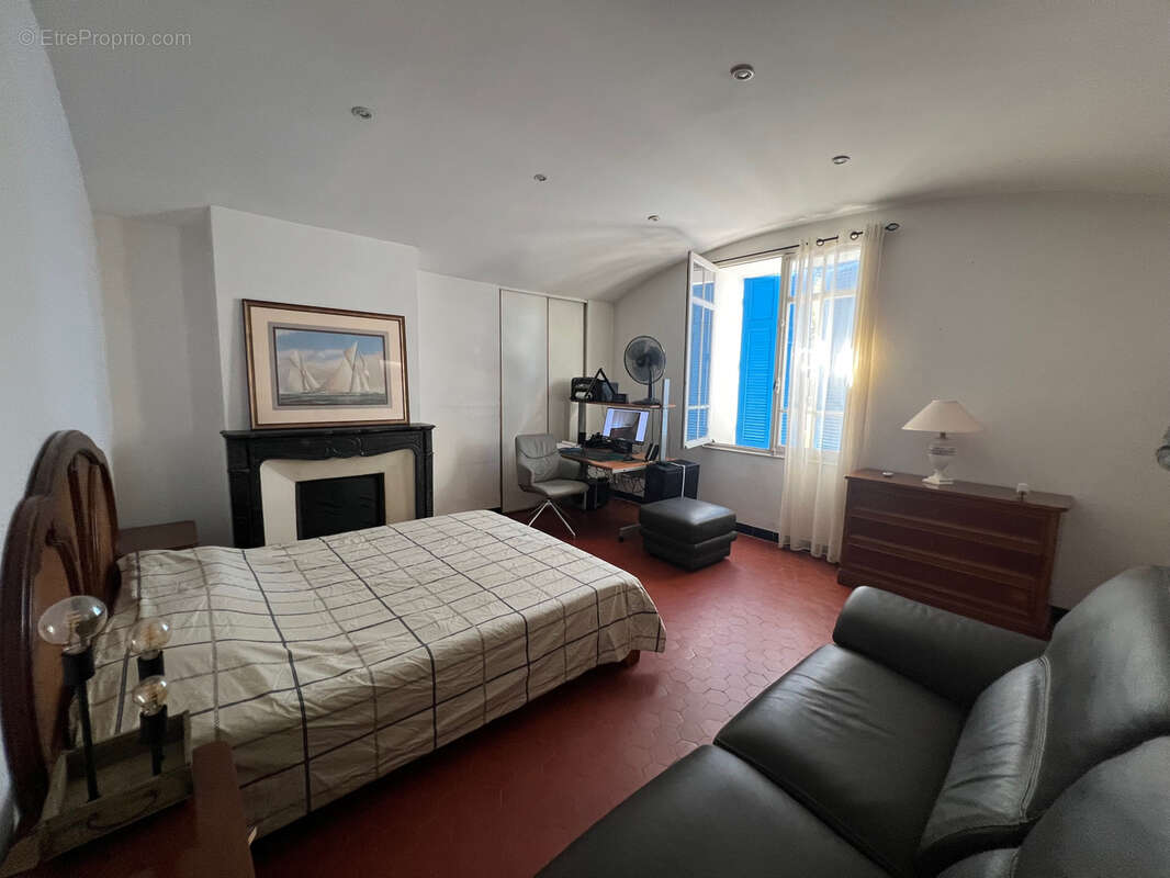 Appartement à LE REVEST-LES-EAUX