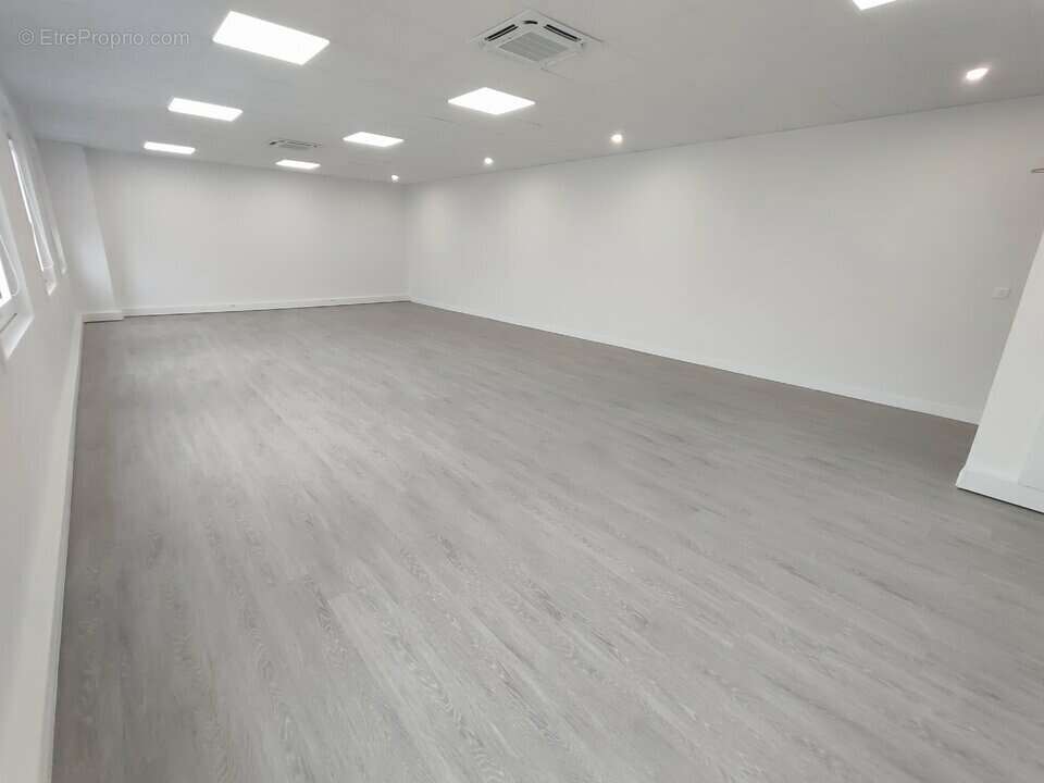 Commerce à SAINT-QUENTIN-FALLAVIER