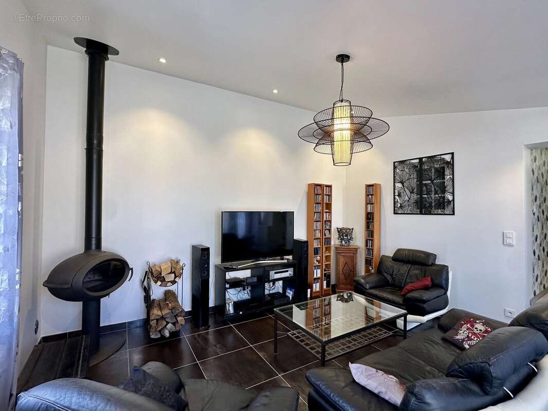 Maison  rénovée avec goût, offrant quatre chambres avec jardin clos - photo 3